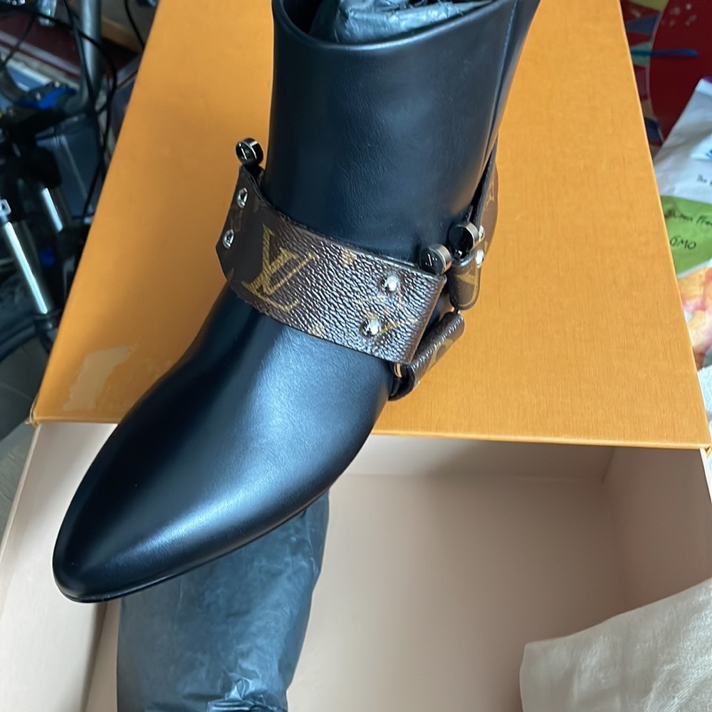 Authentic new flat Louis Vuitton rhapsody ankle boots size 35. - Picture 8 of 16